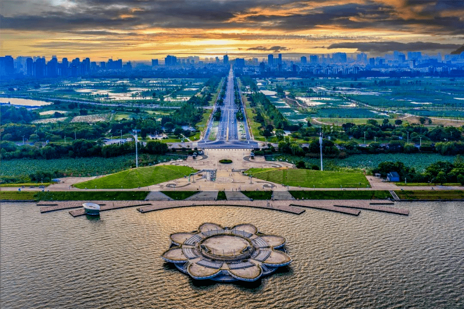 走进主城区莲花台广场,放风筝,吹泡泡……丰富多彩的休闲活动成了市民