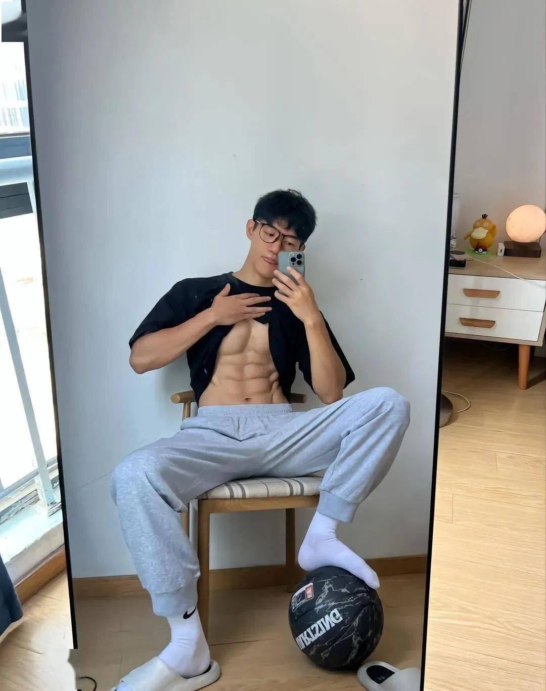 白袜体育生的腹肌小哥_搜狐网