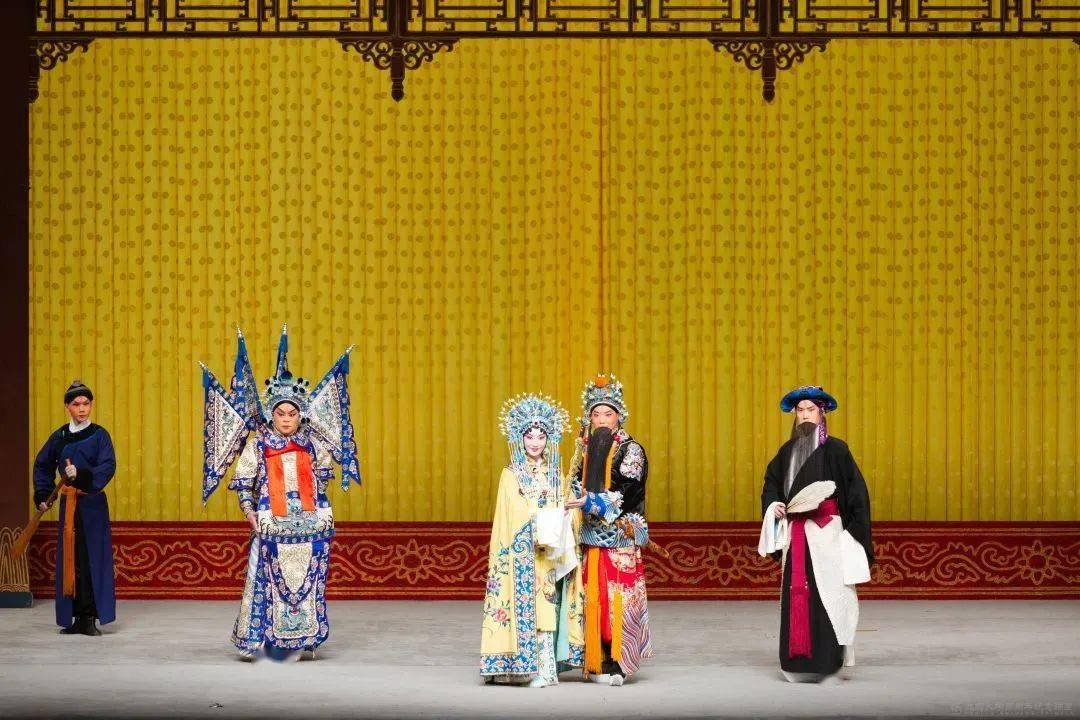 京劇《龍鳳呈祥》演出合影留念未來,劇院將乘勢而上,通過更多經典劇目