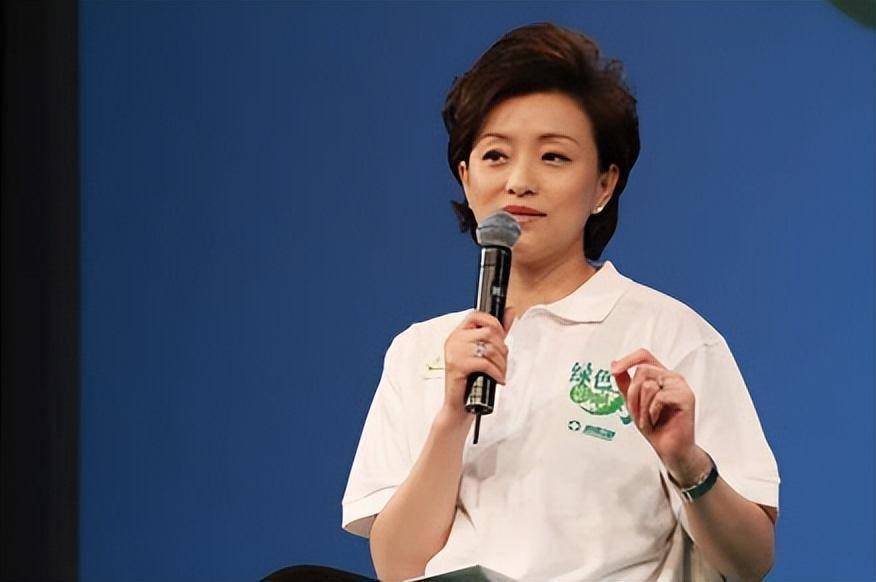 55岁杨澜移美近况:背天价包,出门前呼后拥,秃头严重依旧优雅_外婆