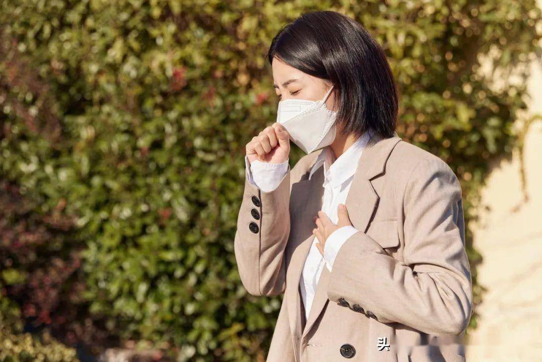 比如外出时可戴口罩将粉尘隔离开,床单被罩勤换洗,避开油漆,樟脑丸