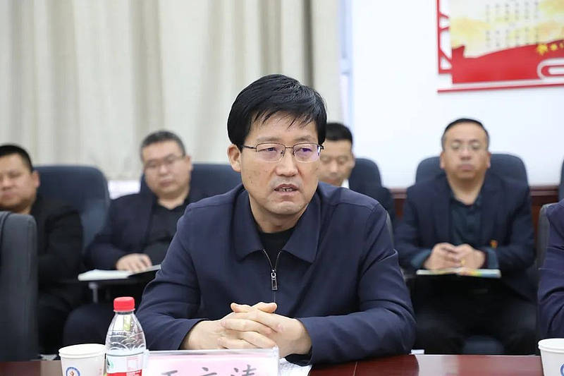 延川县中学校长王永江进行交流发言县教科体局局长杨文龙汇报省级教育