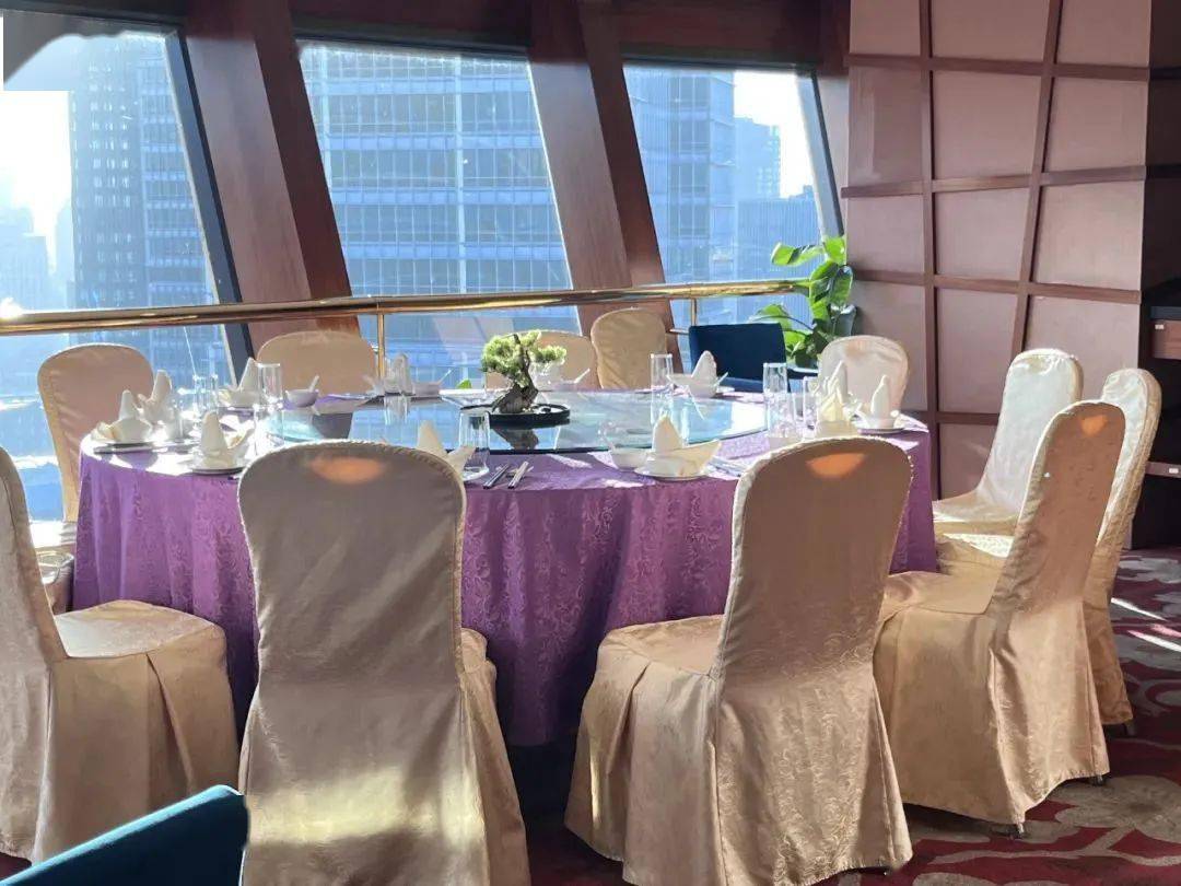 一家以本帮菜为主打的高端江景餐厅,就开在东大名路1171号远洋宾馆27