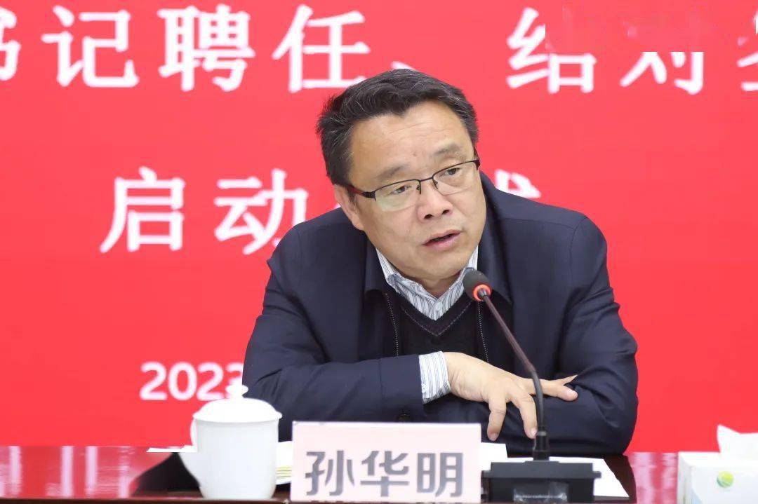 曹路镇党委书记孙华明,镇党委副书记张同乐,镇党委委员李丹洁,社区