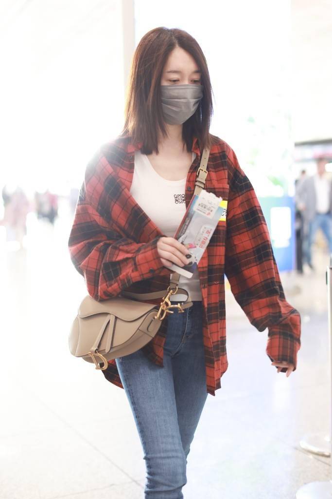 李小冉红色格纹衬衫造型休闲减龄 春天就该这么穿_格子_牛仔裤_北京