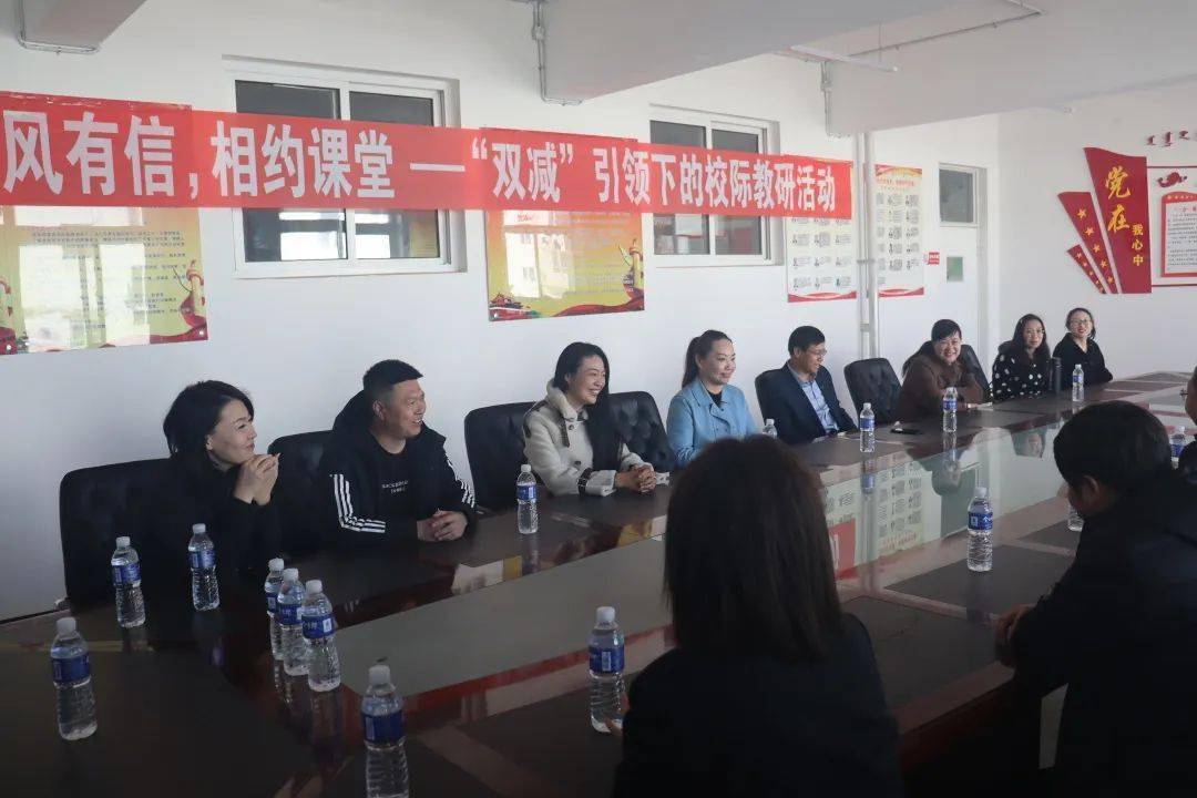 安庆中学党支部迎来了松山四中校长助理孟凡莉带领的一行教育团队,赴