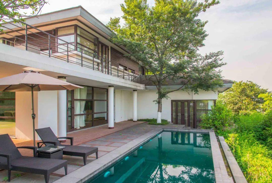 涵田半岛隐藏在山林竹海间,坐拥绝美天目湖湖岸线,两层相加高达200多