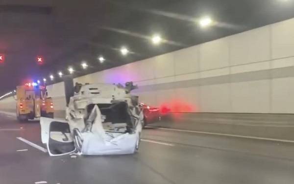 虹梅南路隧道两车相撞 一车四轮朝天翻倒路面_事故_车辆_轿车