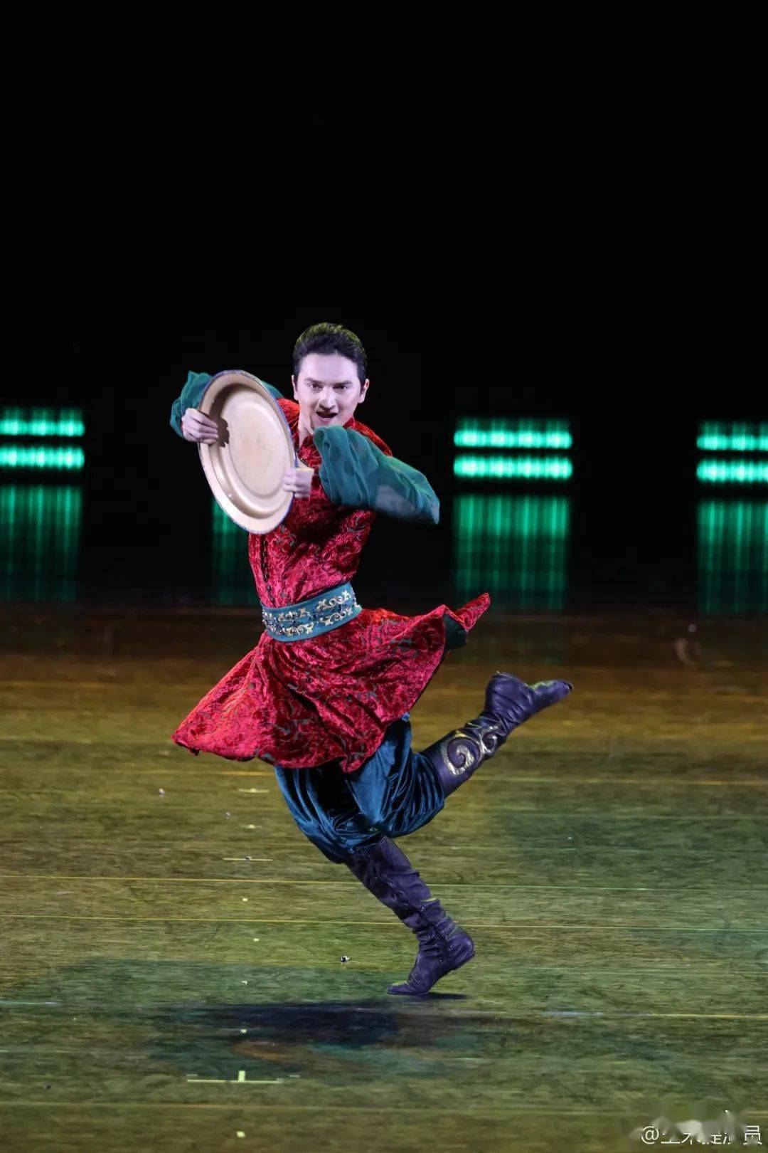 玉米提,青年舞蹈家舞台下的他有一种冬日暖阳的温暖正能量舞台上的他