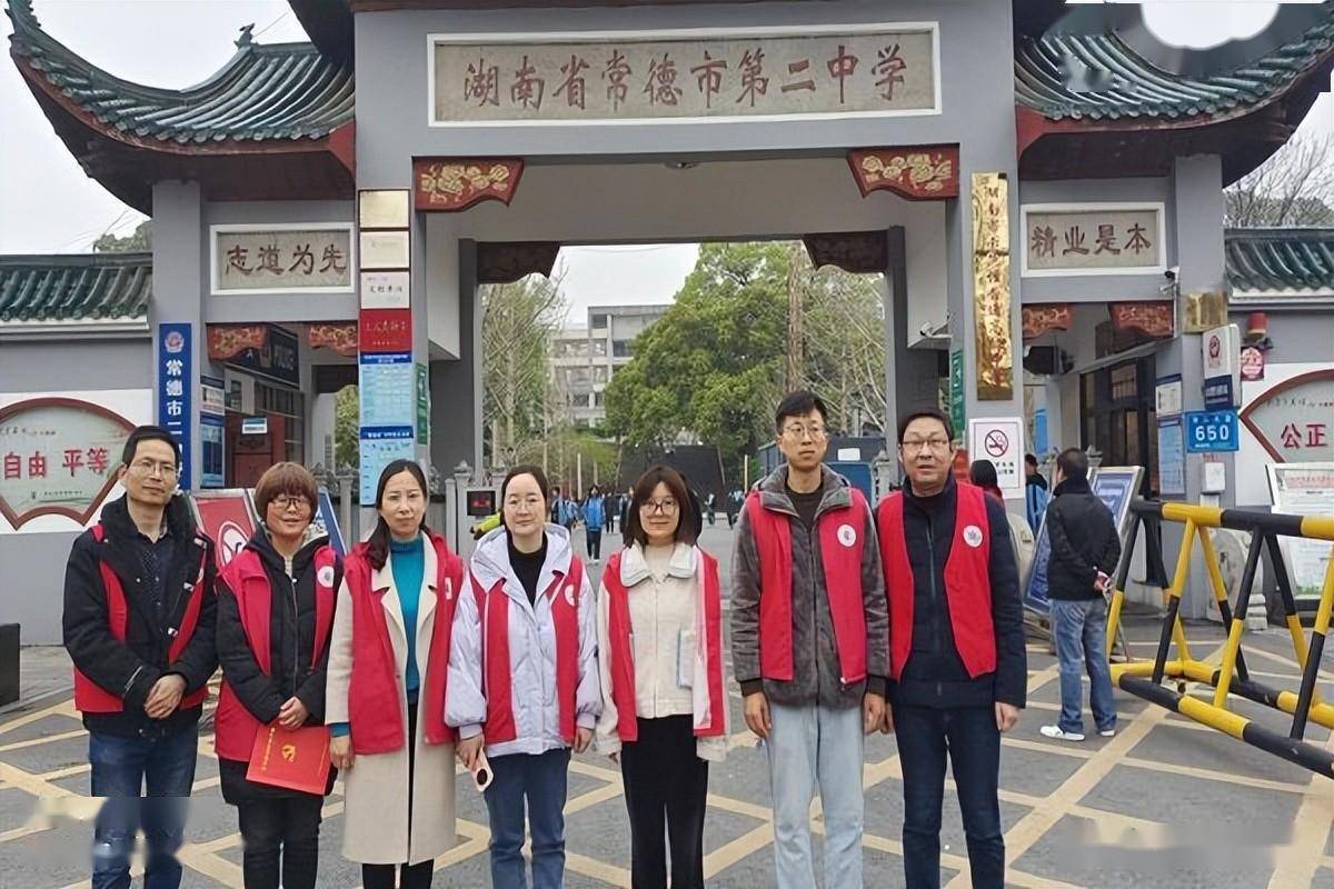 "守好护学岗,共创文明城"党员执勤志愿活动沅江河边,党员教师集合后