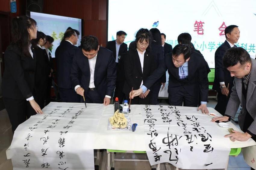 加强书法教育，提升教师技能，打造特色学校