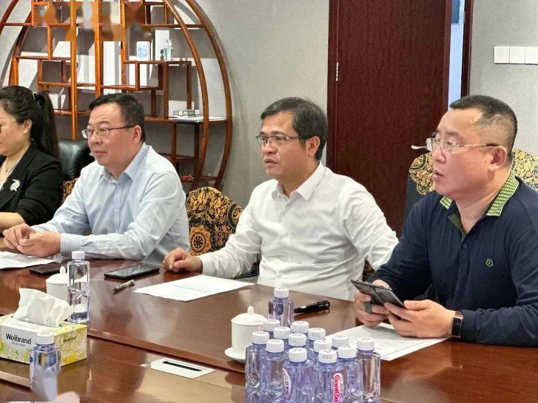 会上,深圳文化产权交易所董事长吴涛向泉州市泉港区领导介绍了深圳文