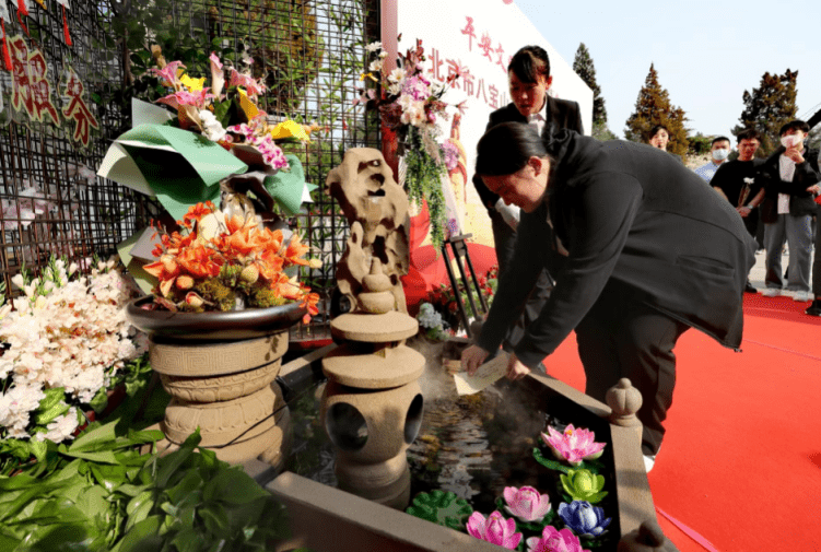 八宝山革命公墓开展鲜花祭奠办事，设11座免费鲜花祭台