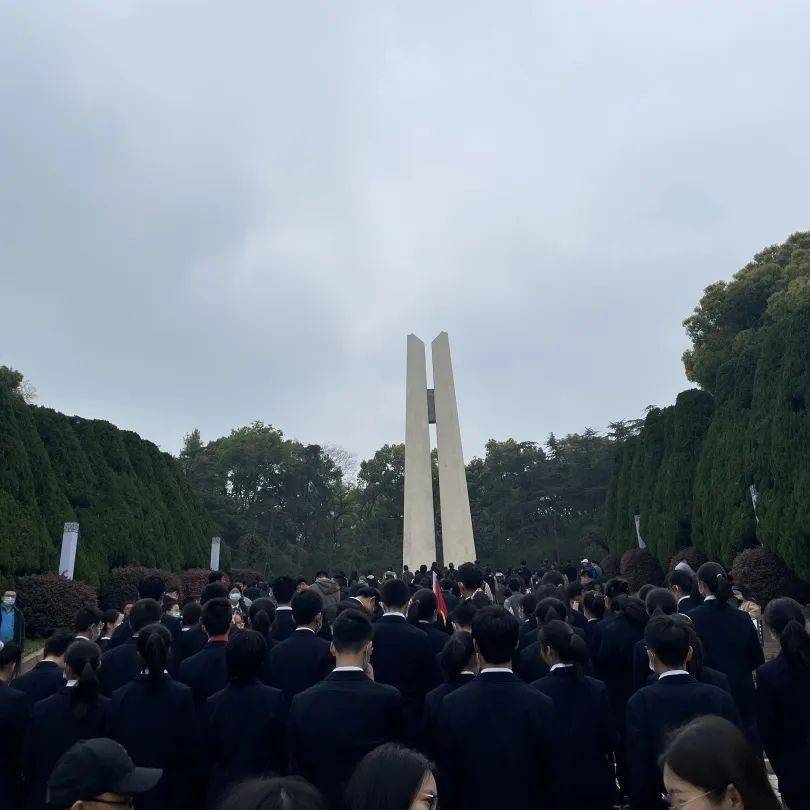 浙江革命烈士紀念館迎來清明參觀熱潮_接待_青少年_社區