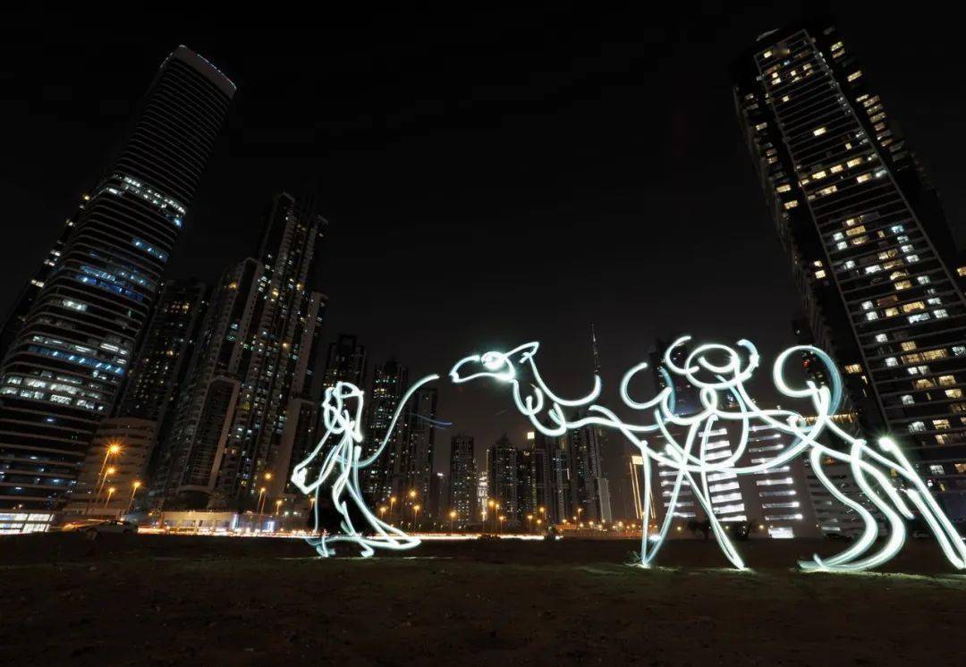 他用"光绘"作品拿到了阿联酋10年黄金签证!_王思博_艺术_中国