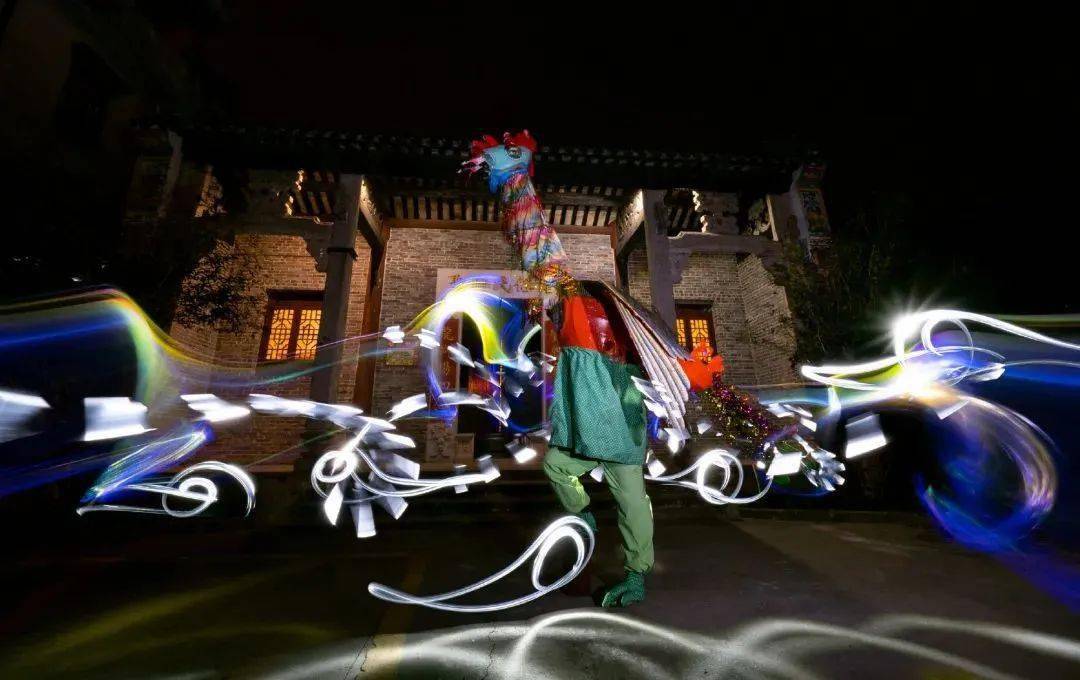 他用"光绘"作品拿到了阿联酋10年黄金签证!_王思博_艺术_中国