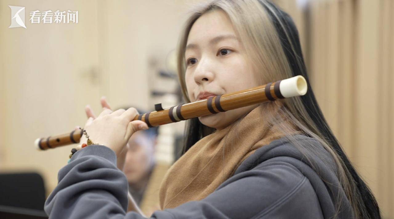让擅长即兴的竹笛融入要求严谨,精确的交响,新人郑迪还是有很大的收获