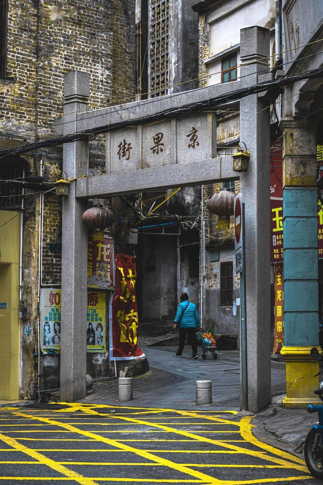 石湾直街它的范围并不局限于墟顶街附近而三十三墟街则是江门蓬城的