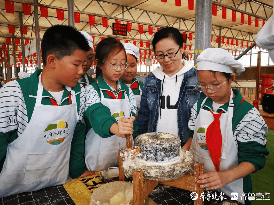 磨豆浆、做游戏……德州市尝试小学开展“春季游学劳动理论”活动