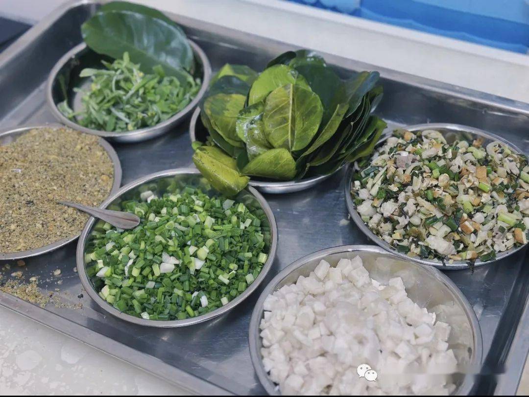 辰辰妈妈给小朋友讲了清明节的来历及习俗,阿牧奶奶给孩子们介绍了