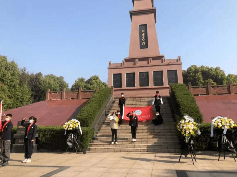 铜陵市湖滨小学少工委组织少先队员前往笠帽山革命烈士陵园,开展清明