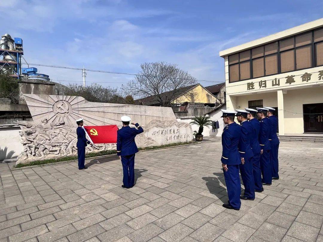 全体消防救援人员走进烈士陵园,通过重温入党誓词,瞻仰英雄风采,敬献
