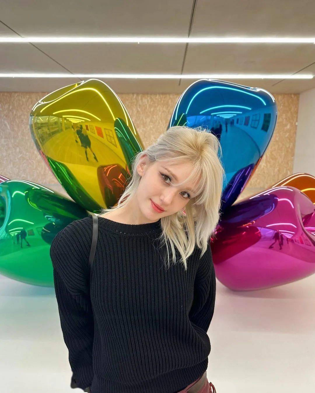 dj soda 新癖好?「透视紧身衣」撩翻百万网友坐劳斯莱斯也不忘晒鞋