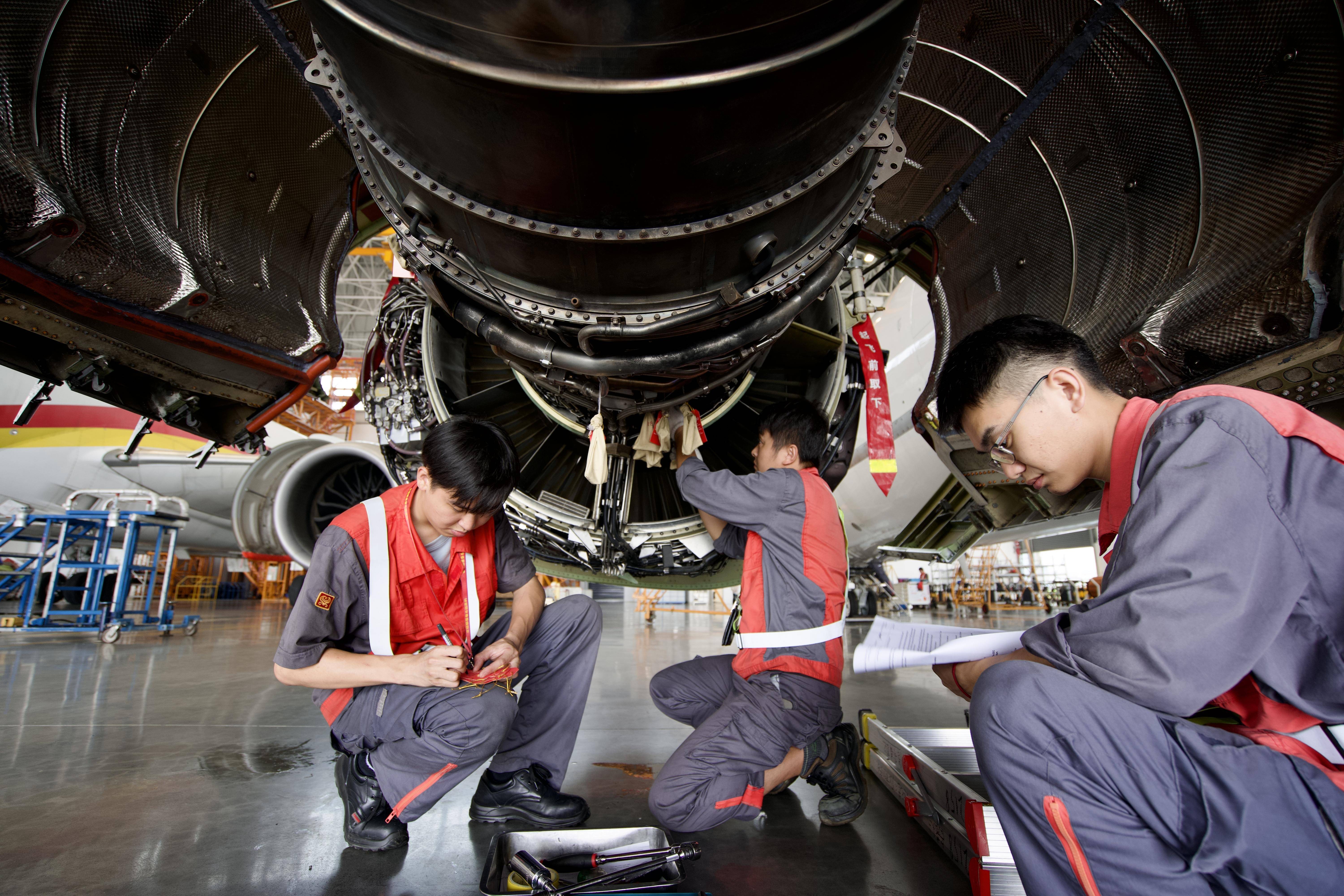 在海南自贸港一站式飞机维修产业基地内,进境飞机接受飞机发动机,应急