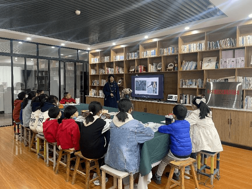 為豐富青少年課餘生活,讓藝術滋養孩子心田,拓展繪畫想象力,培養創造