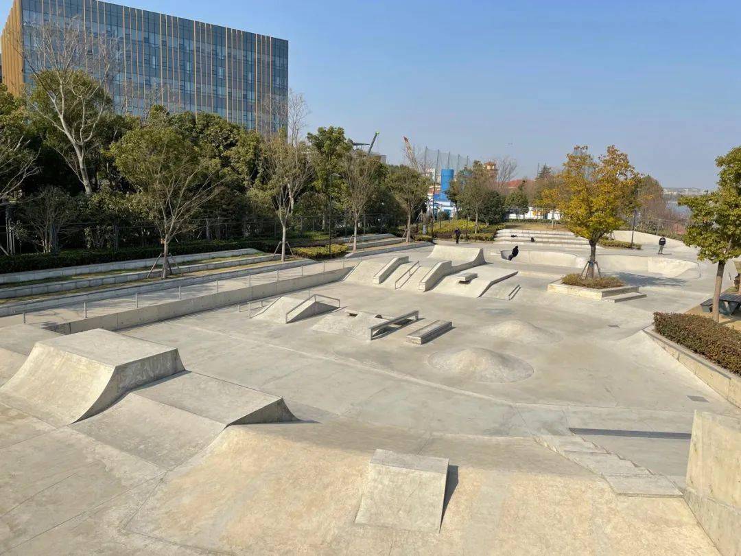 临空滑板公园地址:长宁区同协路15-1号开放时间:周一至周五10:00-17