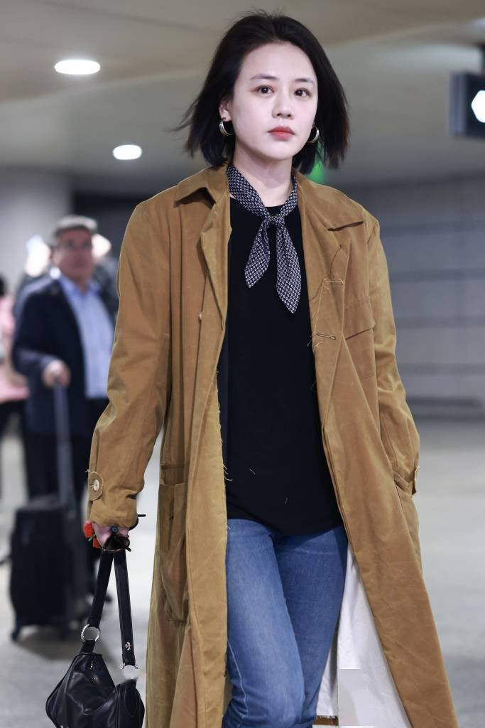 马思纯搭配的口红色号也非常不错.马思纯怼脸拍皮肤白皙.