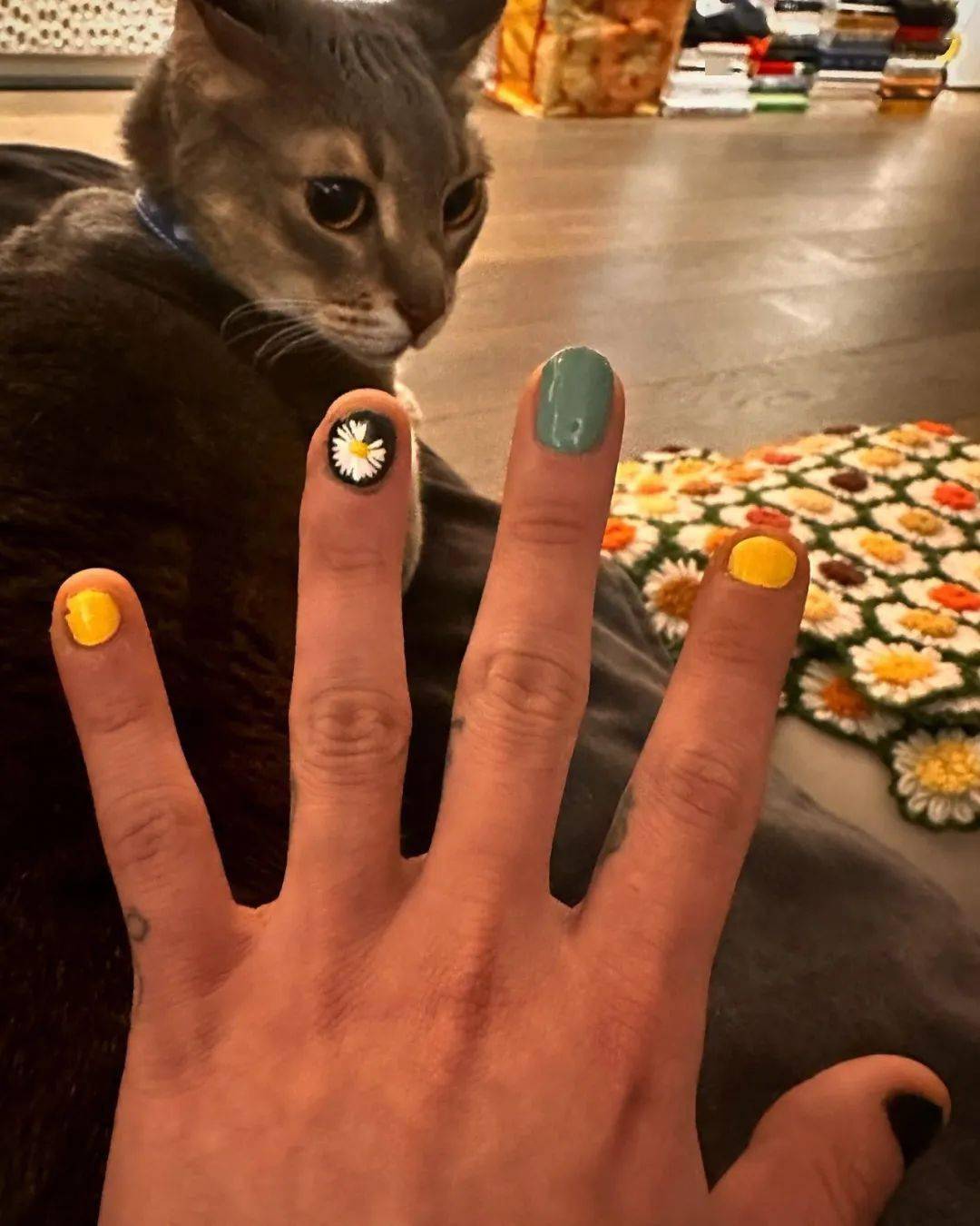 最新权志龙的美甲