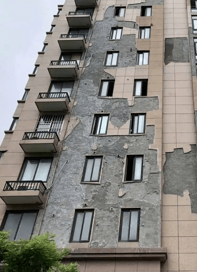 长沙一学校外墙脱落致一孩子送进icu,为何会发生?该如何预防?