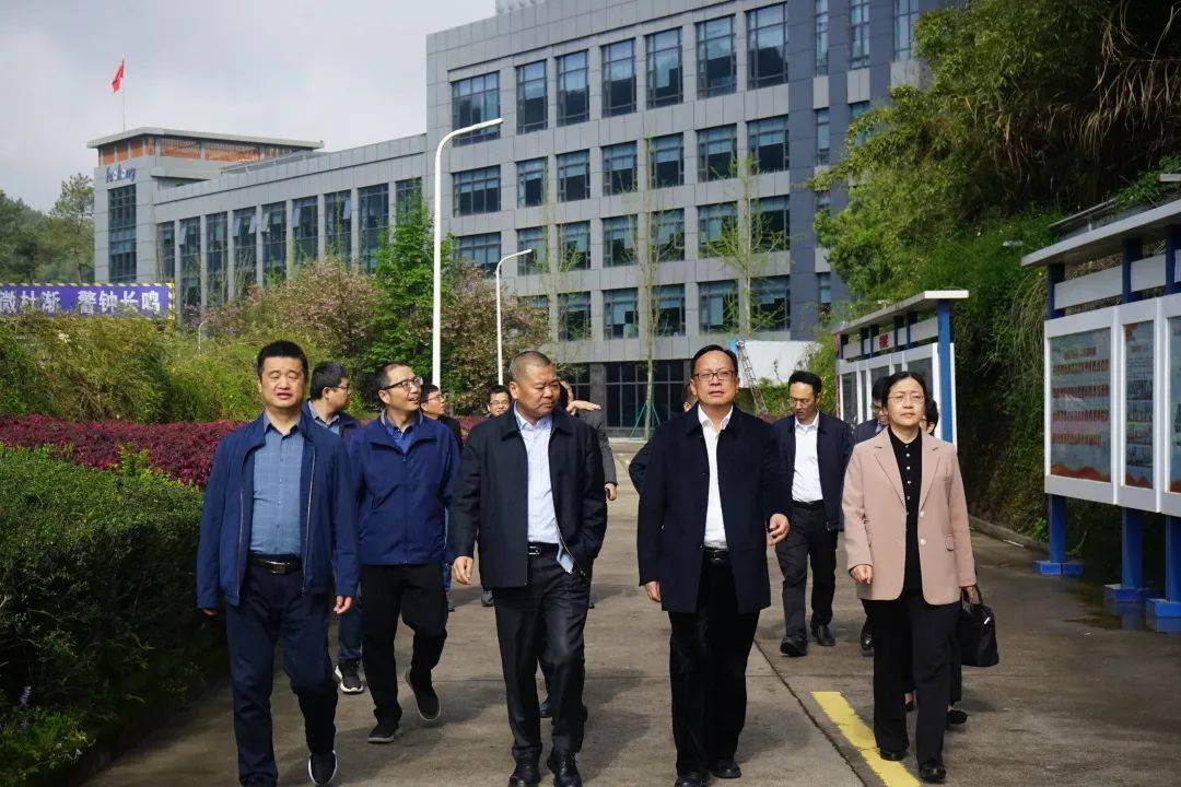 【人大要闻】县人大常委会主任余建华开展新型工业化调研_发展_企业