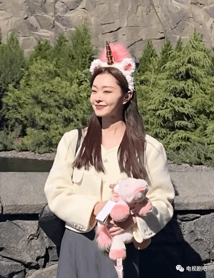 宋轶游玩环球影城被偶遇 戴粉色发箍可爱甜美_玩具_人群_来源