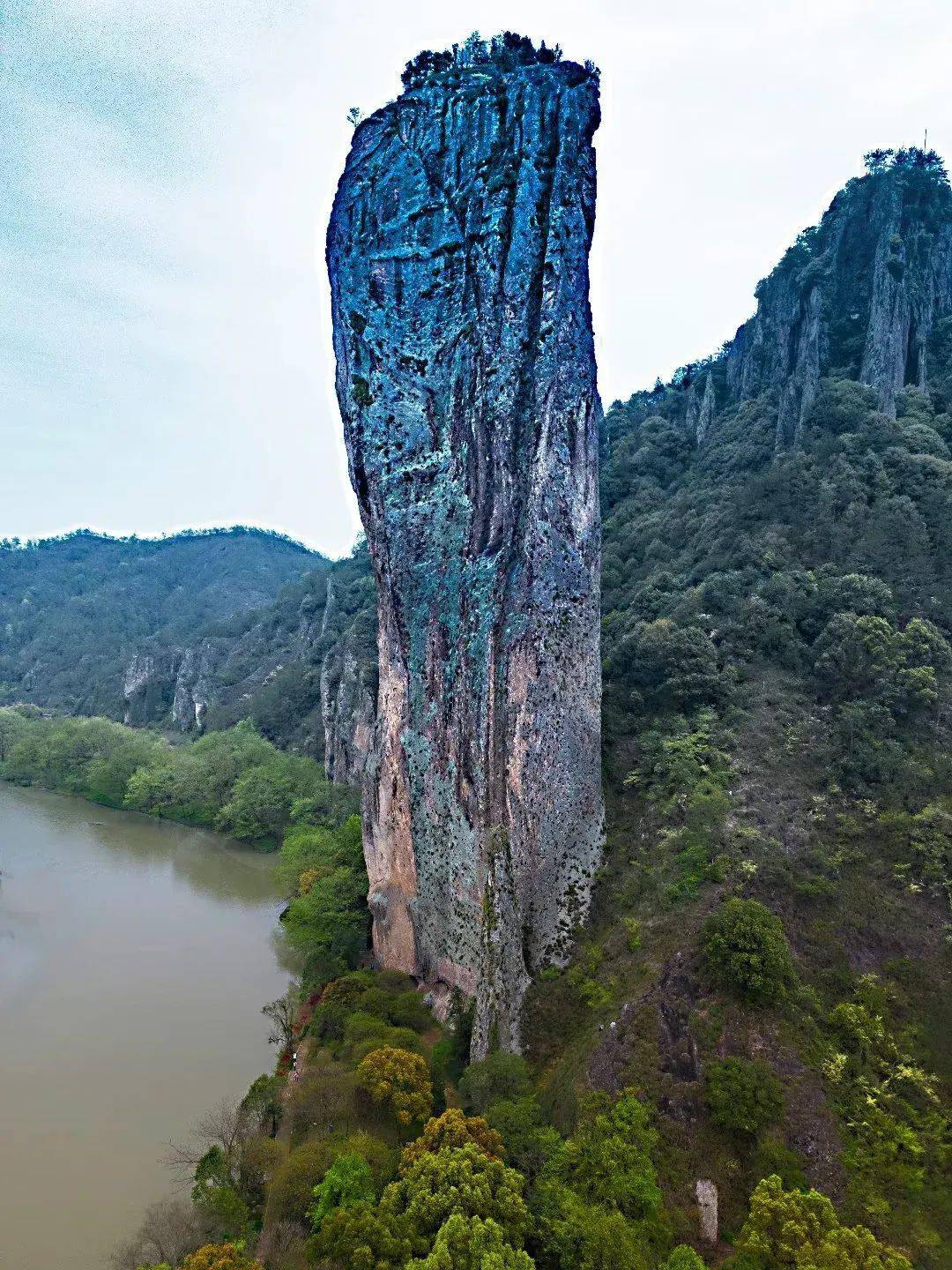 鼎湖峰是縉雲仙都的主角,景區內的山山水都環繞著這座拔地而起的仙山