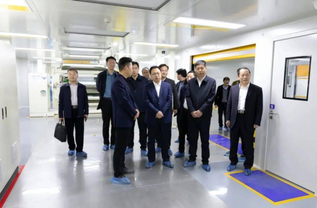 市委副书记,市长黄国威出席活动并和与会嘉宾共同点亮项目启动球.