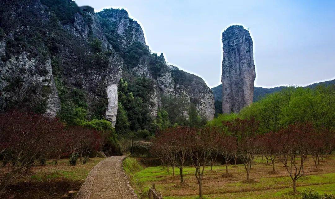 我从景区大门行走至鼎湖大桥,站在桥上往东望,步虚山前的鼎湖峰直刺