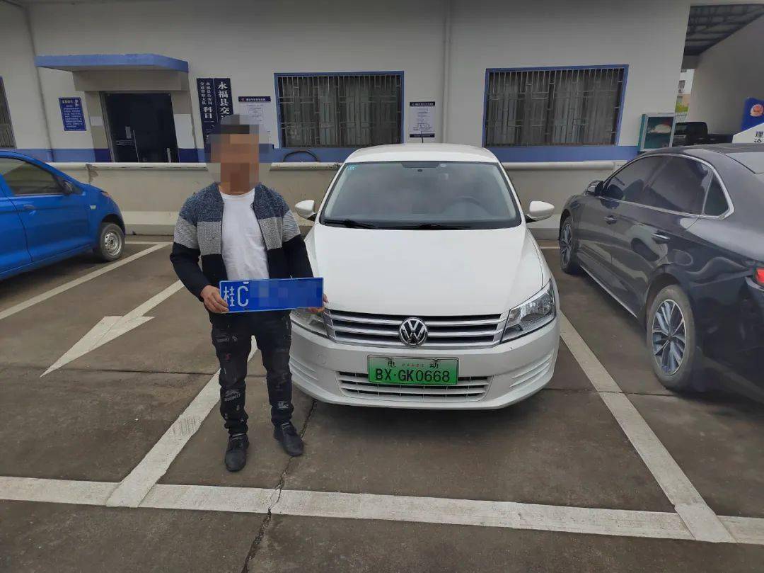 悬挂这类机动车号牌驾驶证记9分!_处罚_车牌_张某