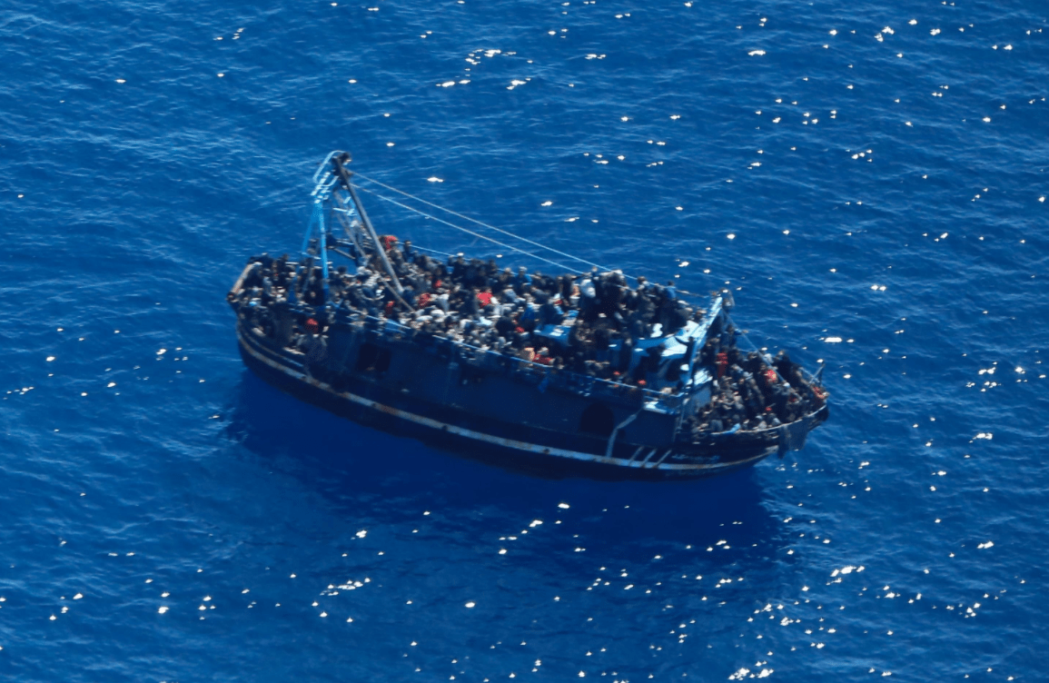 载400人非法移民船只在地中海遇险:船体进水 正缓慢下沉