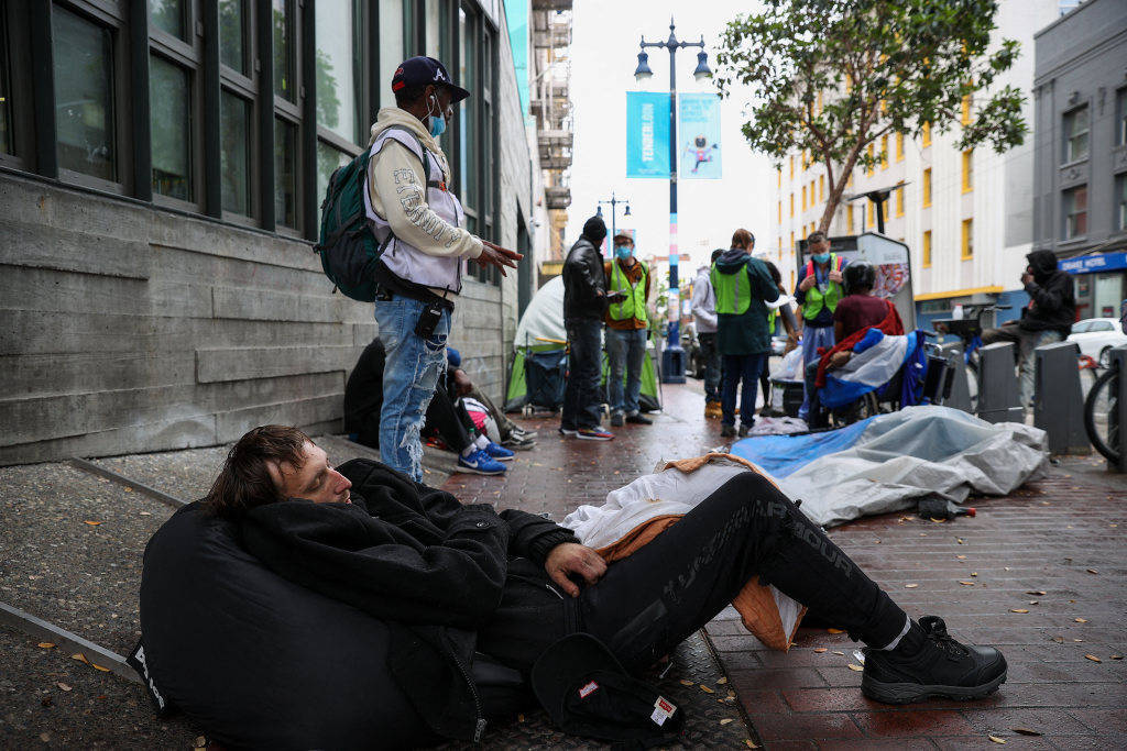 美国街头流浪者触目惊心一幕:孕妇吸毒后街头分娩 瘾君子随处可见