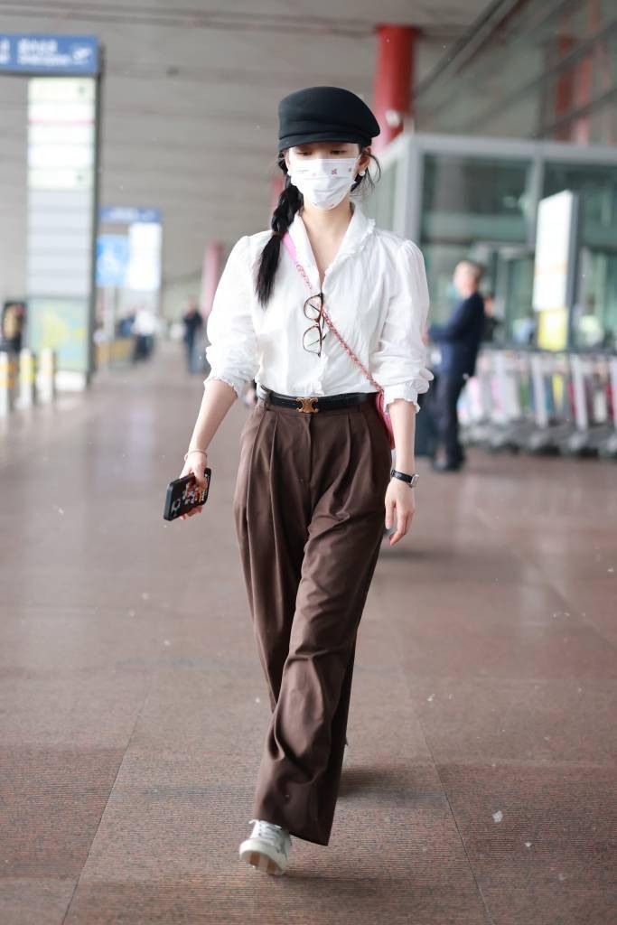 章若楠从北京飞抵上海虹桥机场 斜麻花辫造型文艺小清新_衬衫_贝雷帽