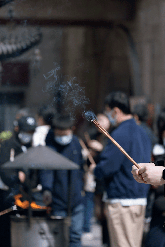 不如去寺庙上香
