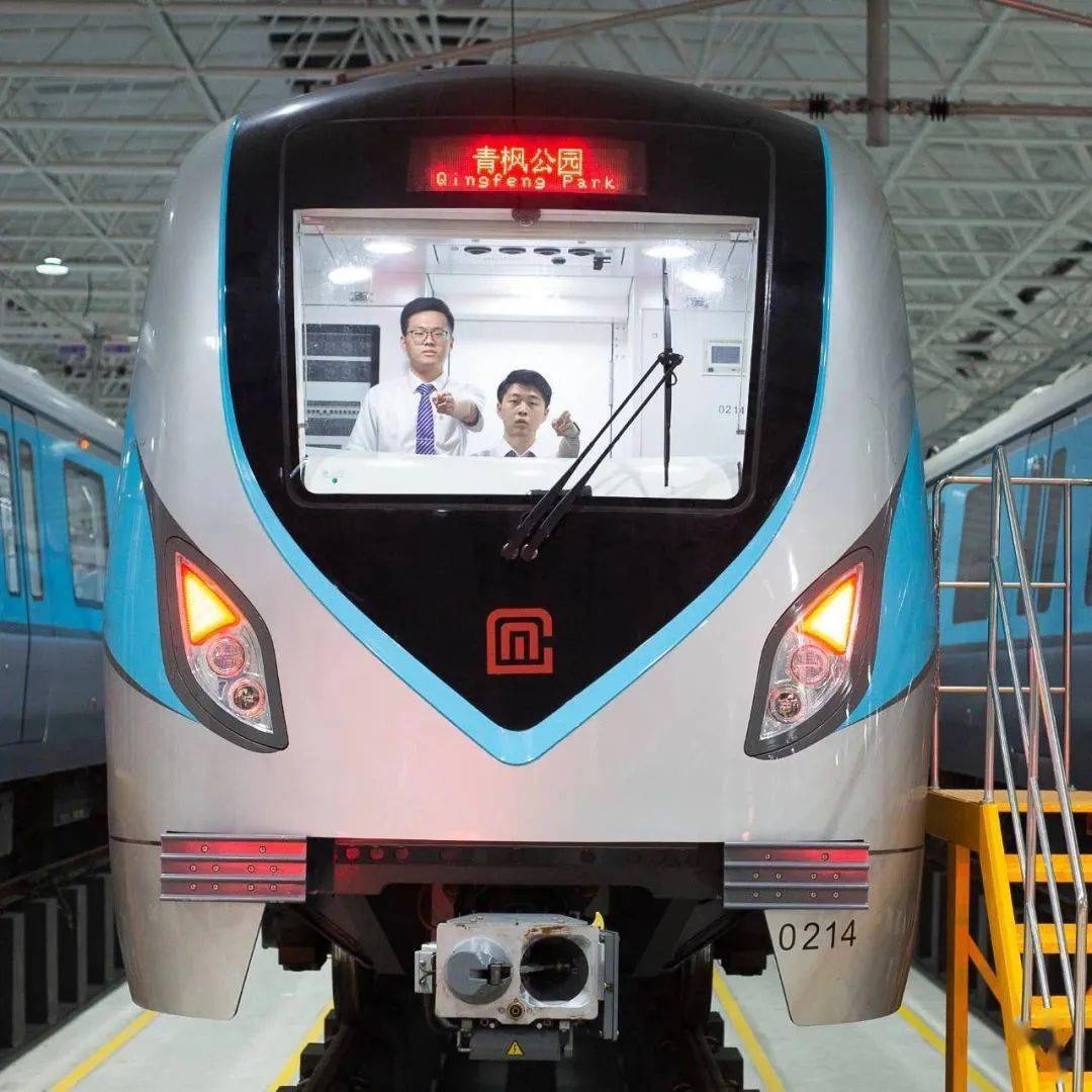 地铁司机从入职也需要持证上岗一名合格的地铁司机开车上路需要考取