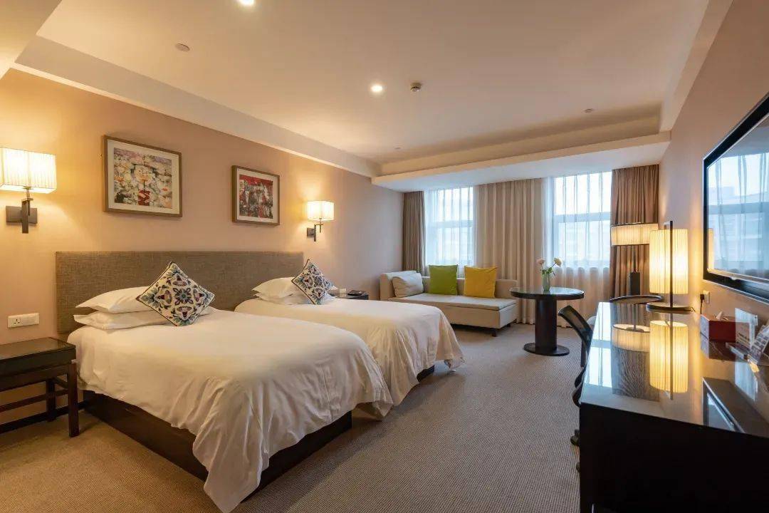 酒店位于杭州清雅的西溪湿地国家生态公园北门,坐拥11.