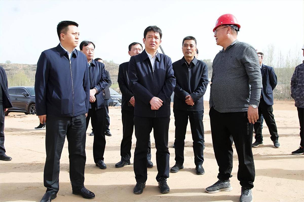 黄河新闻网长治讯:4月11日,武乡县委副书记,县长王书文在部分项目工地