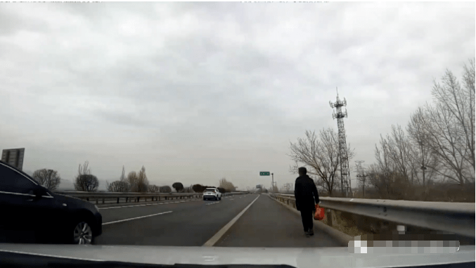 为了节省时间抄近道回家,山西一男子竟不顾危险的走上了..._高速公路_车辆_行走