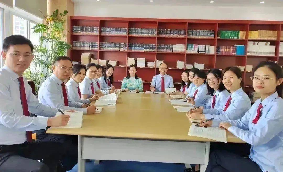 西乡中学拥有一支爱岗敬业,业务精湛,善励会导的教师队伍,现有教职工