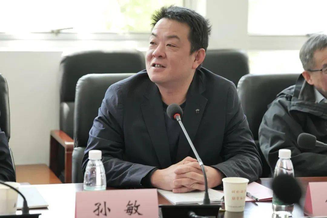 信息管理学院出版科学系教授吴燕教授向参会嘉宾介绍"出版物编辑与