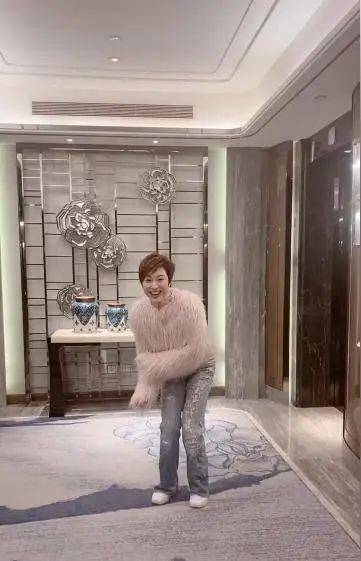 "最美短发港姐"陈法蓉近况曝光!